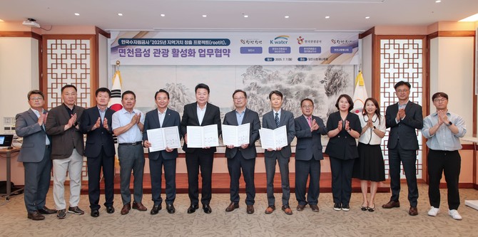 왼쪽부터 박노규 면천사랑봉사회 이사장, 오성환 당진시장, 임종한 한국수자원공사 아산권지사장, 심홍용 한국관광공사 대전충남지사장. ⓒ 당진시