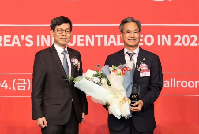 오도창 군수(오른쪽)가 지난 4일 '2025 한국의 영향력 있는 CEO'에 자치행정경영분야 대상 수상자로 선정되어 수상했다. ⓒ 영양군