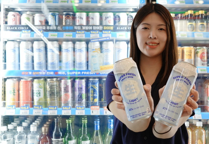 세븐일레븐은 여름 시즌을 맞아 술은 마시고 싶지만 체중과 건강도 놓칠 수 없는 '헬시드링킹족'을 겨냥해 국내 최초 저칼로리 생맥주 '생라이트비어'를 오는 9일부터 선보인다. © 세븐일레븐