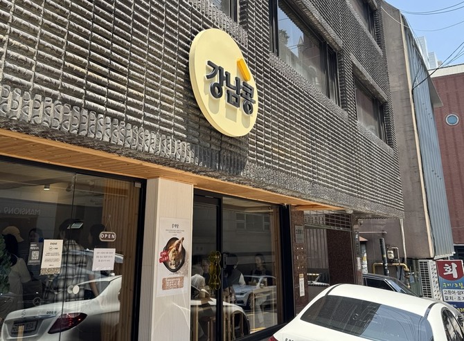 서울 강남구 역삼동에 위치한 '강남콩' 매장 앞. 평일 점심시간, 36℃에 육박하는 무더위에도 식사를 위해 직장인들이 길게 줄을 서고 있었다. =김우람 기자