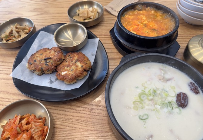 스테이정글의 자동 조리 기술로 만들어진 콩전, 순두부찌개, 콩계탕 메뉴. =김우람 기자
