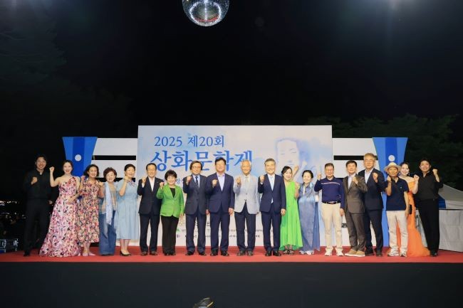 '2025년 제20회 상화문학제'에 참석한 김대권 수성구청장 및 관계자들이 무대에서 기념촬영을 하고 있다. ⓒ 대구 수성구