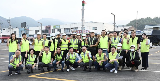최재구 군수는 지난 7일 새벽 예산시장 일원에서 환경미화 업무에 직접 참여해 거리 청소 및 쓰레기 상차 작업 후 단체 기념촬영을 하고 있다. ⓒ 예산군