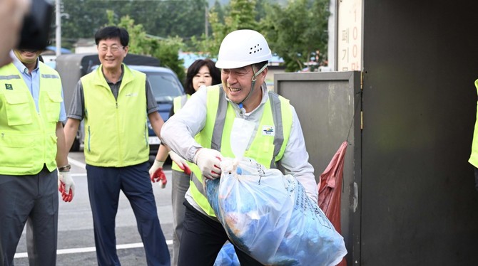 최재구 군수가 예산시장 일원 거리에서 청소 활동 모습. ⓒ 예산군