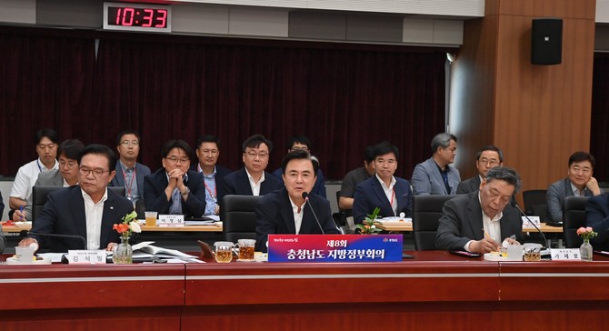 9일 도청 대회의실에서 김태흠 지사 주재로 '제8회 충남도 지방정부회의'를 개최하고 있다. ⓒ 충남도