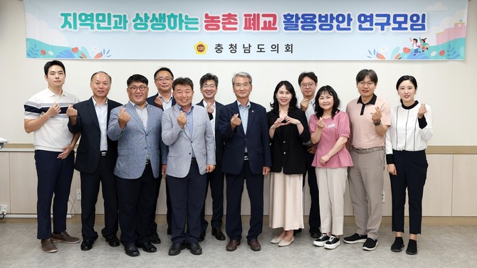 9일 논산계룡교육지원청에서 발족식을 열고 제1차 회의를 개최 후 기념촬영을 하고 있다. ⓒ 의회사무국