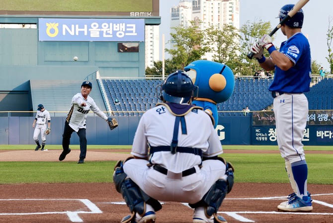 박동식 사천시장이 NC 다이노스와 삼성 라이온즈의 경기에서 시구자로 나서고 있다. ⓒ 프라임경제