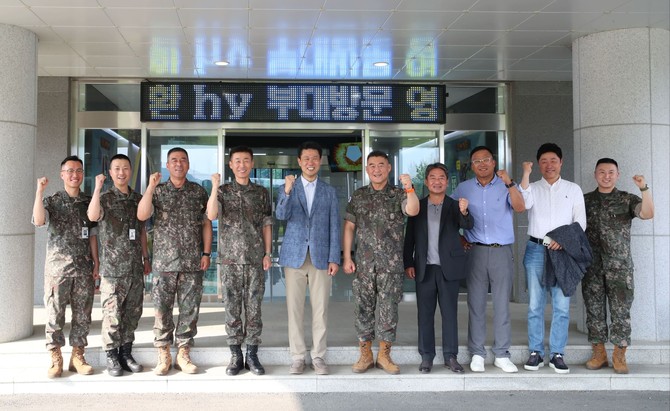 지난 8일 hy가 육군 제25보병사단을 방문해 총 2000만원 상당의 위문금품 전달식을 가졌다. ⓒ hy
