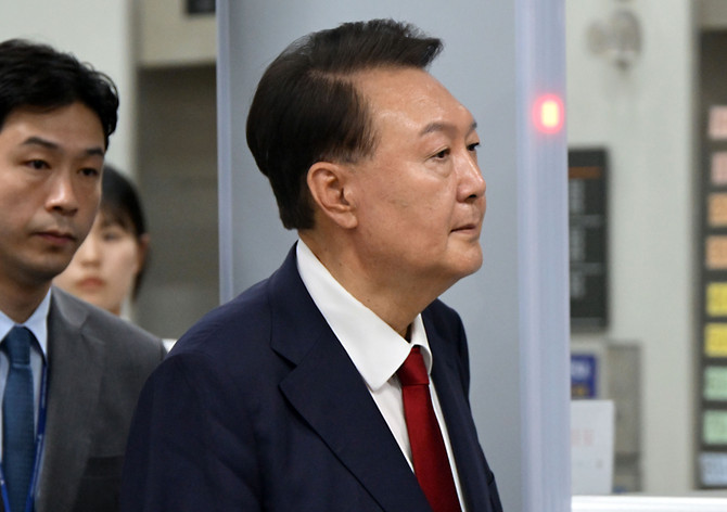 지난 9일 윤석열 전 대통령이 서울중앙지방법원에서 구속 전 피의자 심문을 마치고 법원을 나서고 있다. ⓒ 연합뉴스
