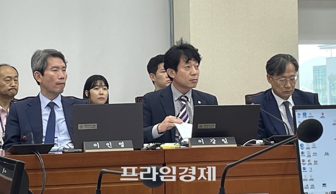 국회 정무위원회 소속 이강일 더불어민주당 의원(가운데)이 지난해 10월17일 금융감독원 대상 국정감사에서 질의하고 있다. = 김정후 기자