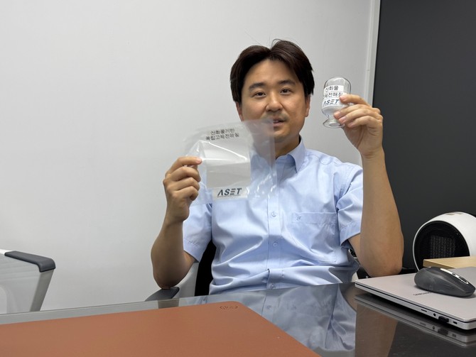 직접 개발한 전고체전지 분리막을 들어 보이는 박석정 에이에스이티 대표 = 김우람 기자