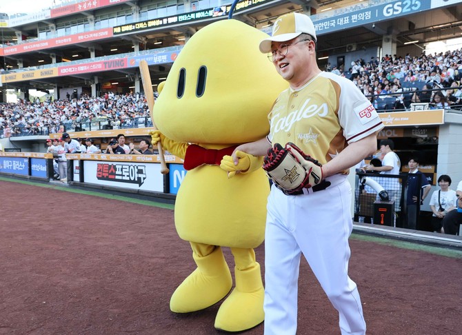11일 대전한화생명 이글스파크에서 열린 '2025 KBO 퓨처스 올스타전'에 앞서 시구를 위해 운동장에 입장하는 이장우 대전시장. ⓒ 대전시