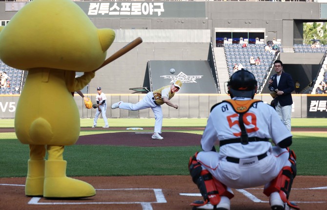 이장우 대전시장이 11일 대전한화생명 이글스파크에서 열린 '2025 KBO 퓨처스 올스타전'에 앞서 시구를 하고 있다. ⓒ 대전시