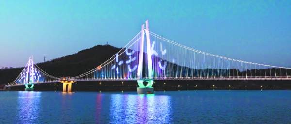 논산 탑정호 출렁다리 야경. ⓒ 논산시