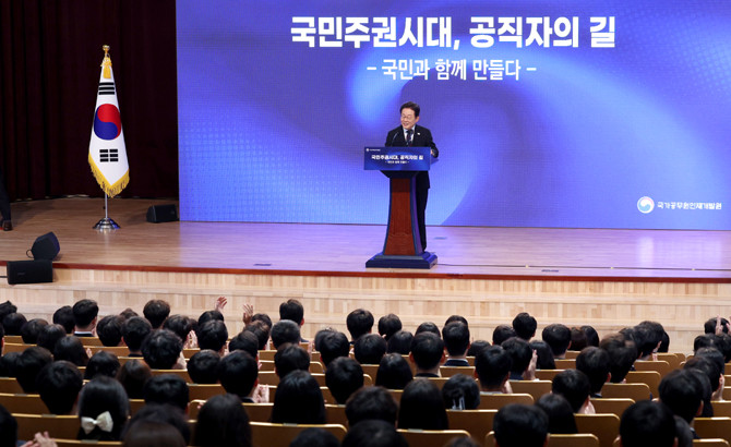 이 대통령은 5급 공개경쟁채용시험 합격자 305명을 대상으로 특강을 진행하는 한편 대한민국이 나아갈 방향에 대해 격의 없는 소통의 시간을 가졌다. ⓒ 연합뉴스