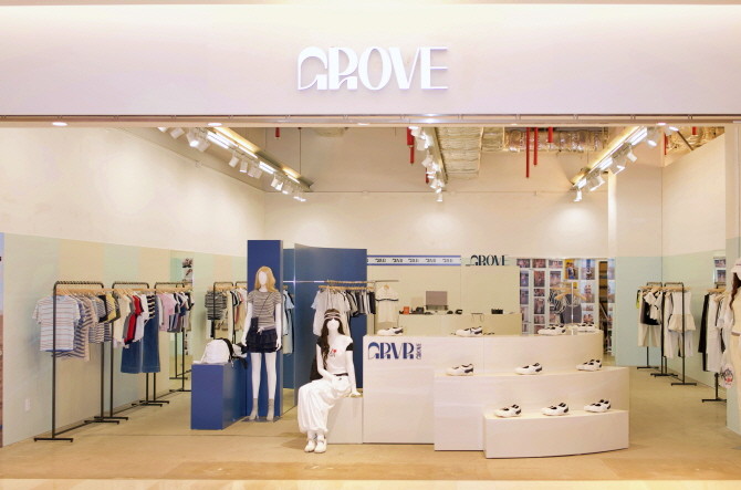롯데백화점이 7월23일까지 잠실 롯데월드몰 지하 1층에서 K-패션 브랜드 '그로브(GROVE) 팝업스토어를 운영한다. © 롯데백화점