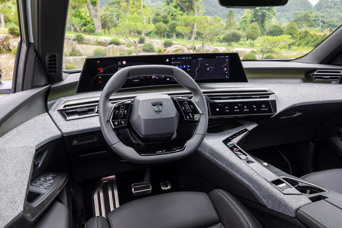 실내 디자인은 차세대 파노라믹 아이-콕핏(Panoramic i-Cockpit)’이 최초 적용돼 운전자의 몰입감과 사용성을 극대화한다. ⓒ 스텔란티스 코리아