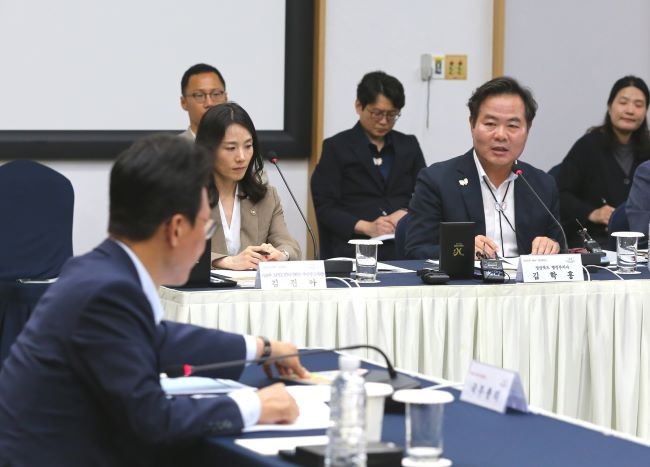 지난 11일 국무총리 취임 후 경북을 처음 방문한 김민석 국무총리에게 김학홍 행정부지사가 도정 주요 현안을 건의하고 있다. ⓒ 경북도