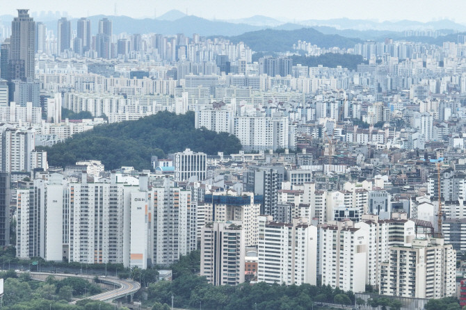강도 높은 대출규제가 담긴 '6·27 부동산대출규제' 시행 이후 2주 만에 서울 아파트 신고가 거래가 74% 감소한 것으로 나타났다. © 연합뉴스