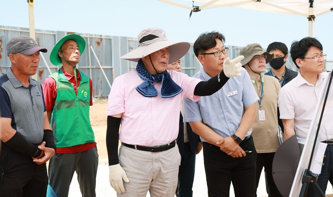 가세로 태안군수가 관계 공무원 및 지역 주민들과 함께 주요 사업 현장을 찾아 사업 추진 상황을 설명하며 의견을 청취하고 있다. ⓒ 태안군
