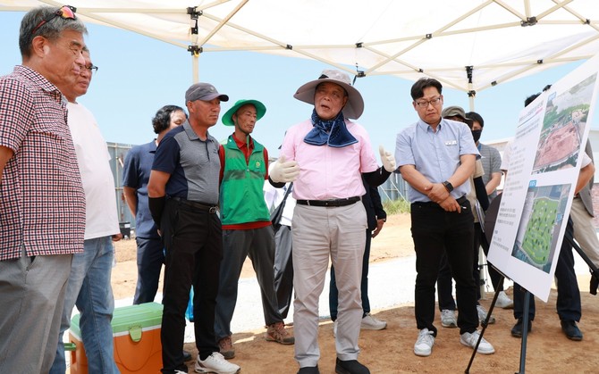 가세로 태안군수가 관계 공무원 및 지역 주민들과 함께 중부권 파크골프장 조성 현장을 찾아 사업 추진 상황을 설명하며 의견을 청취하고 있다. ⓒ 태안군