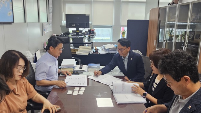 김명주 경제부지사가 기재부를 찾아 2026년 국비확보를 위해 주요사업들을 설명하고 있다. ⓒ 경남도