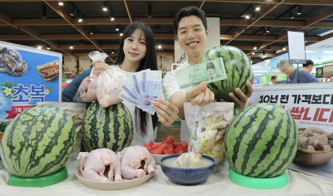 이마트가 고객을 위한 대규모 '가격 투자'를 선보이며, '거꾸로 가는 장바구니 물가'를 실현한다. © 이마트