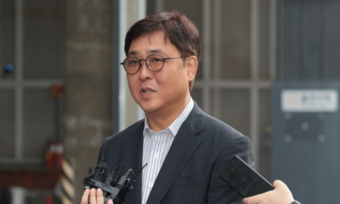 최휘영 문화체육관광부 장관 후보자가 지난 14일 서울 종로구에 마련된 인사청문회 준비 사무실로 첫 출근하며 취재진 질문에 답하고 있다. © 연합뉴스