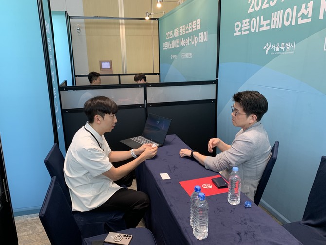 대기업 관계자·스타트업 대표가 협업을 위한 밋업을 진행하는 모습. = 김우람 기자