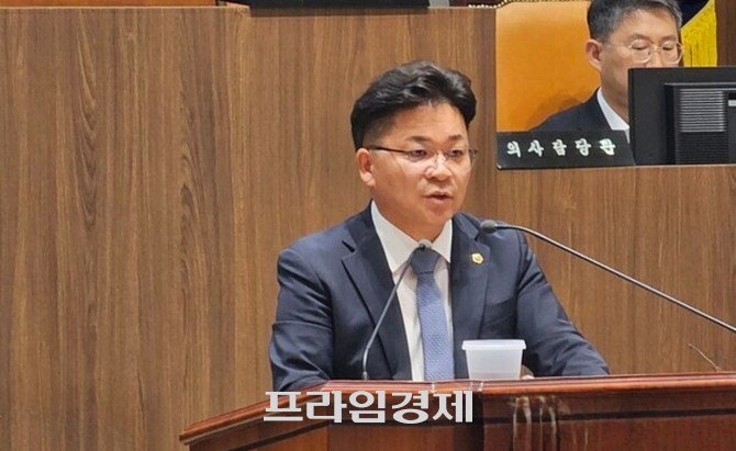 15일 김민수 보건복지환경위원장이 제360회 임시회 제1차 본회의에서 '천안의료원 운영 실태에 관한 행정사무조사 계획서'에 대해 제안 설명을 하고 있다. ⓒ 프라임경제