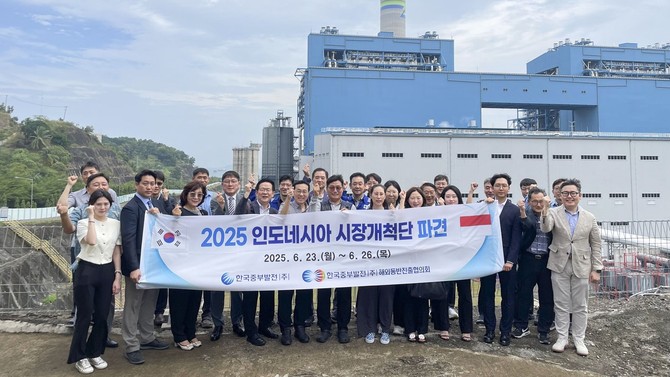 자와 9, 10호기 발전소에서의 시장개척단 단체 기념촬영을 하고 있다. ⓒ 중부발전
