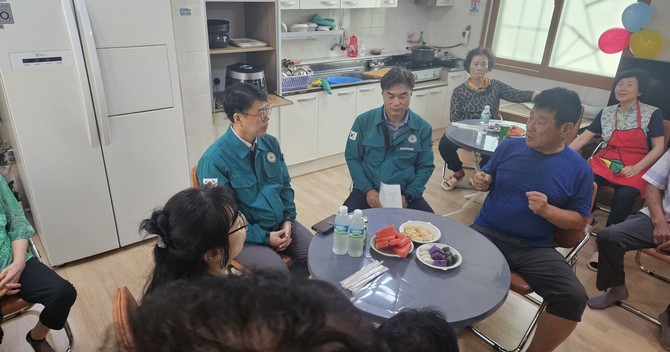 지난 14일 관내 무더위쉼터 및 건설현장 등 폭염 취약시설에 대한 현장점검을 실시하고 있다. ⓒ 서천군