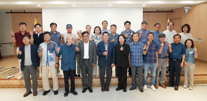 지난 11일 서천군청 대회의실에서 '석북 신광수 후손가 고문헌 열람회'를 개최 후 기념촬영을 하고 있다. ⓒ 서천군