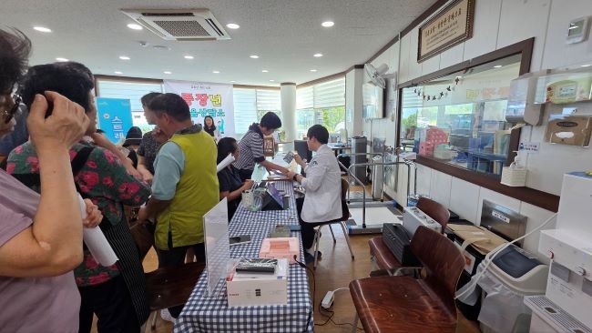 지난 11일 울진군 정신건강복지센터에서 엘요양원 종사자 및 중장년층 참여자를 대상으로 '중장년 마음쉼표' 프로그램을 운영했다. ⓒ 울진군