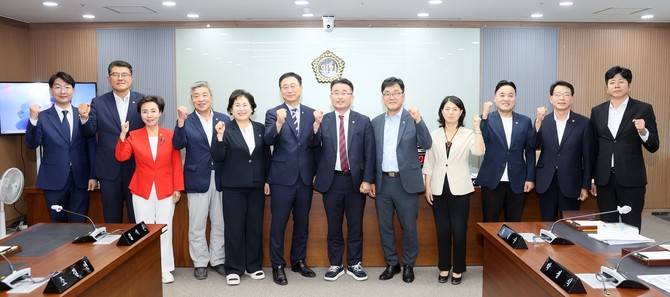 예산결산특별위원회는 지난 15일 제360회 임시회 제1차 회의를 개최 후 기념촬영을 하고 있다. ⓒ 의회사무국