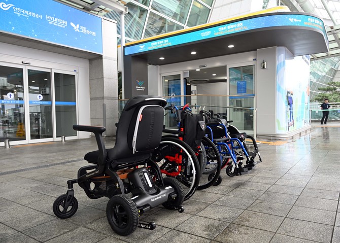 휠셰어 인천국제공항 대여소에 비치된 전동화 휠체어와 경량 전동휠의 모습. ⓒ 현대자동차그룹