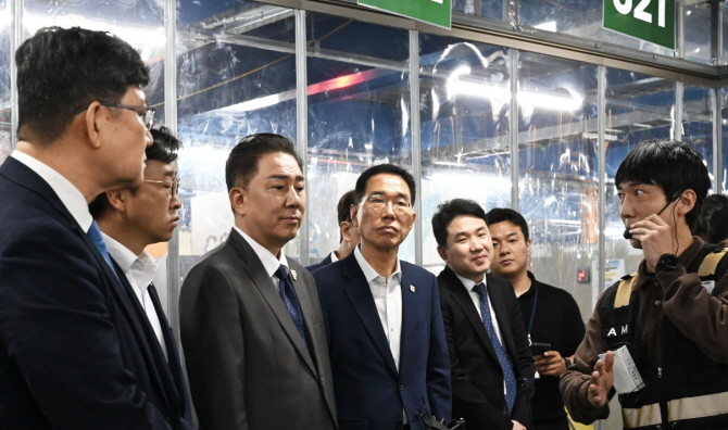 김병기 더불어민주당 당대표 직무대행 겸 원내대표 등 민주당 의원들은 16일 서울 양재동 쿠팡로지스틱스서비스(CLS) 서브허브를 방문해 CLS가 업계 최초로 도입한 '차폐식 대형 냉방 구역'을 점검했다. 내부 온도는 20도였다. © 쿠팡