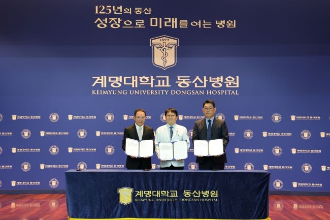 양성자 암치료기 계약 체결 단체 사진(왼쪽부터 Paul Tso 프로톰 대표, 조치흠 계명대 동산의료원장, 메디앤로드 전성배 대표). ⓒ 계명대 동산의료원