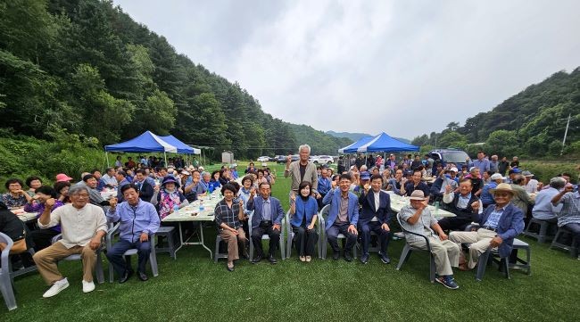 녹전면 게이트볼장 개장식에 참여한 관계자 및 지역 어르신 모습. ⓒ 안동시