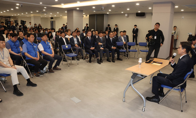 배 과기정통부 장관은 취임사에서 △AI 3대 강국 도약 △R&D 투자 △'AI·과학기술 인재강국 실현 △국민 생활 밀접 과제 추진 등 4가지를 중점 추진키로 했다. ⓒ 연합뉴스