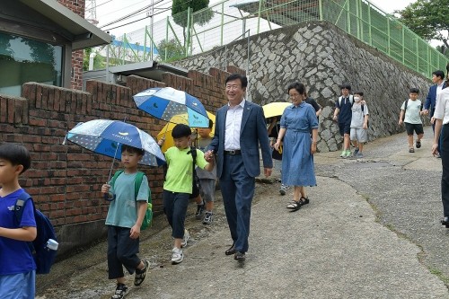 정기명 여수시장이 '시민의 소리함'을 통해 접수된 첫 번째 건의 사항을 처리하기 위해 백초 초등학교를 방문했다. ⓒ 여수시