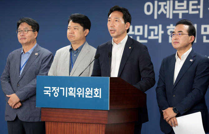이정헌 국정기획위원회 경제2분과 기획위원이 18일 서울 종로구 정부서울청사 창성동 별관에서 전세사기 피해자 간담회 사후 브리핑을 하고 있다. © 연합뉴스