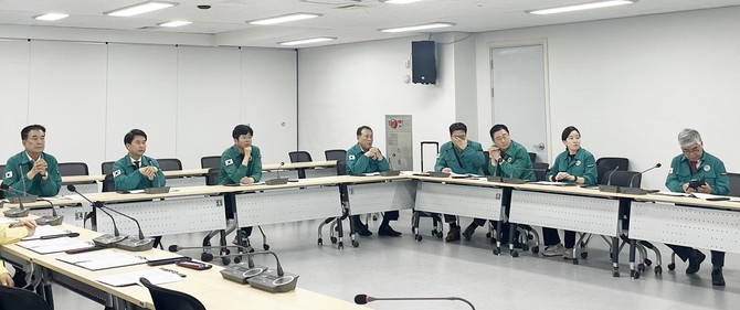 지난 18일 충남도교육청 상황실을 방문해 집중호우 대응을 위해 비상근무 중인 교육청 관계자들을 격려하고 재난상황 대응체계를 점검하고 있다. ⓒ 의회사무국