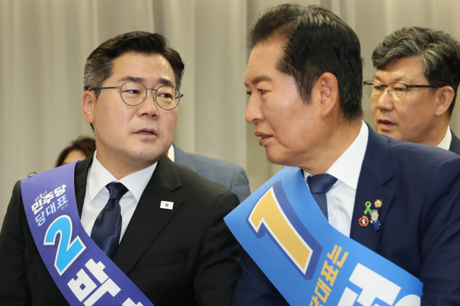 정청래·박찬대(왼쪽) 더불어민주당 대표 후보가 20일 서울 여의도 당사에서 열린 8·2 전당대회 순회 경선 영남권 합동연설회에서 대화하고 있다. ⓒ 연합뉴스
