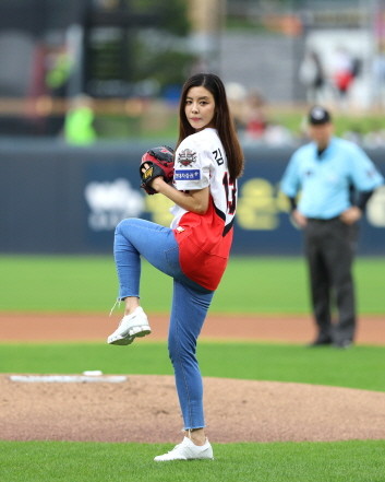 2025 전남국제수묵비엔날레 홍보대사인 배우 김규리가 지난 20일 광주 기아 챔피언스필드에서 열린 KIA 타이거즈와 NC 다이노스 경기에서 시구를 하고 있다. ⓒ 전남도