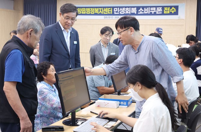 진병영 함양군수가 민생회복 소비쿠폰 발급 첫날 주민들에게 유의 사항을 설명하고 있다. ⓒ 프라임경제