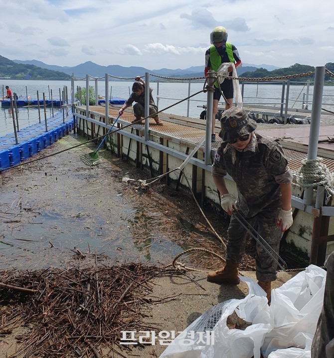 충남 논산시 탑정호 일대에서 관내 사회단체들이 수중에 떠다니는 쓰레기와 나뭇가지 등을 수거하며 환경 정화 활동을 벌이고 있다. ⓒ 프라임경제