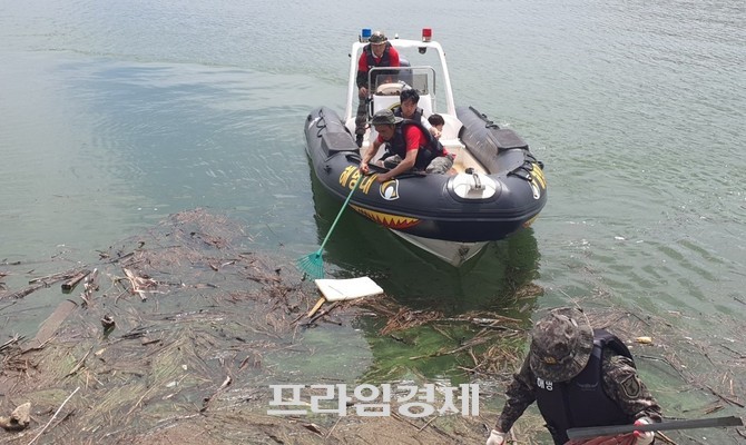충남 논산시 탑정호 일대에서 고무보트를 이용한 수중 오물수거작업, 호수 중앙에서도 수거 작업으로 환경 정화 활동을 벌이고 있다. ⓒ 프라임경제