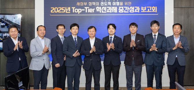 지난 21일 충남 태안 본사에서 이정복 사장 주재로 '코웨포 미래성장위원회 출범식'을 개최 후 기념촬영을 하고 있다. ⓒ 서부발전