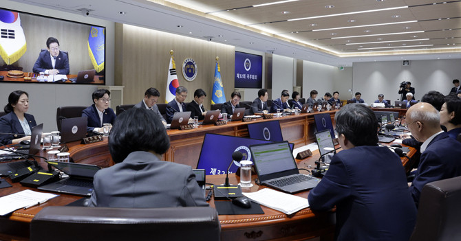 이 대통령은 22일 주재한 국무회의에서 폭우 피해에 대한 대책과 산업재해에 대한 대책에 대해 언급했다. ⓒ 연합뉴스